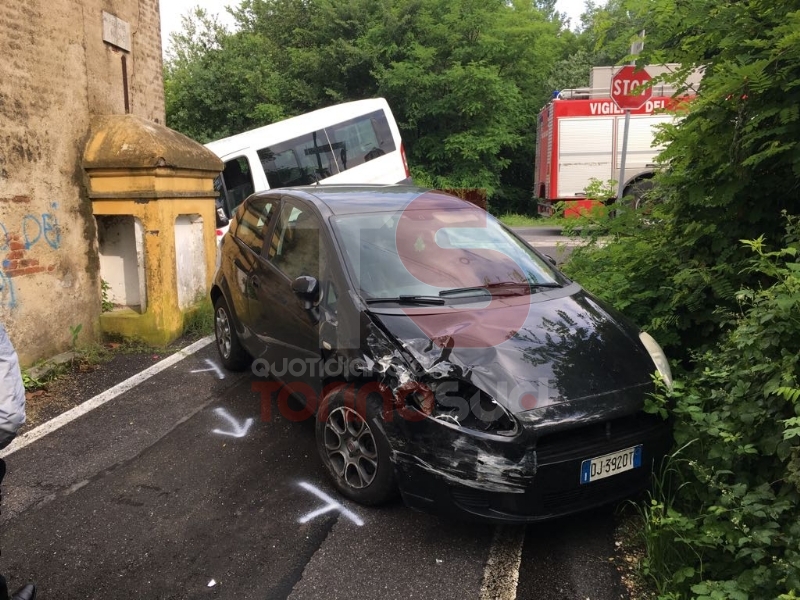 PIOSSASCO - Scuolabus va a sbattere contro un muro: due bambini feriti - FOTO