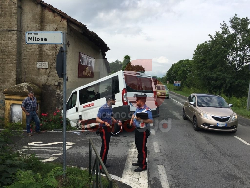 PIOSSASCO - Scuolabus va a sbattere contro un muro: due bambini feriti - FOTO