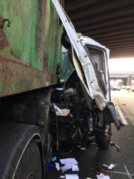 INCIDENTE SULLA TANGENZIALE - Scontro tra due camion al Sito, caos e code chilometriche - FOTO