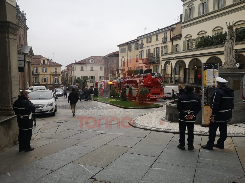 MONCALIERI - Scoppia un incendio in pieno centro, traffico bloccato - FOTO