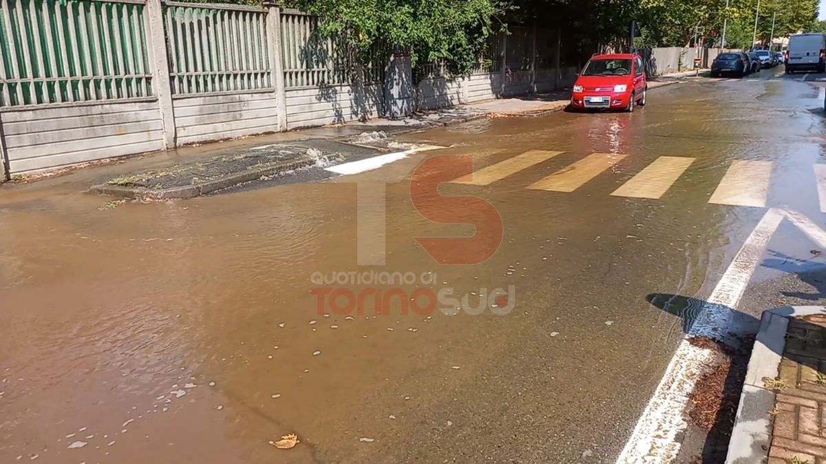 NICHELINO - Esplode una tubatura, strada e marciapiedi allagati tra via Juvarra e via Primo Maggio - FOTO