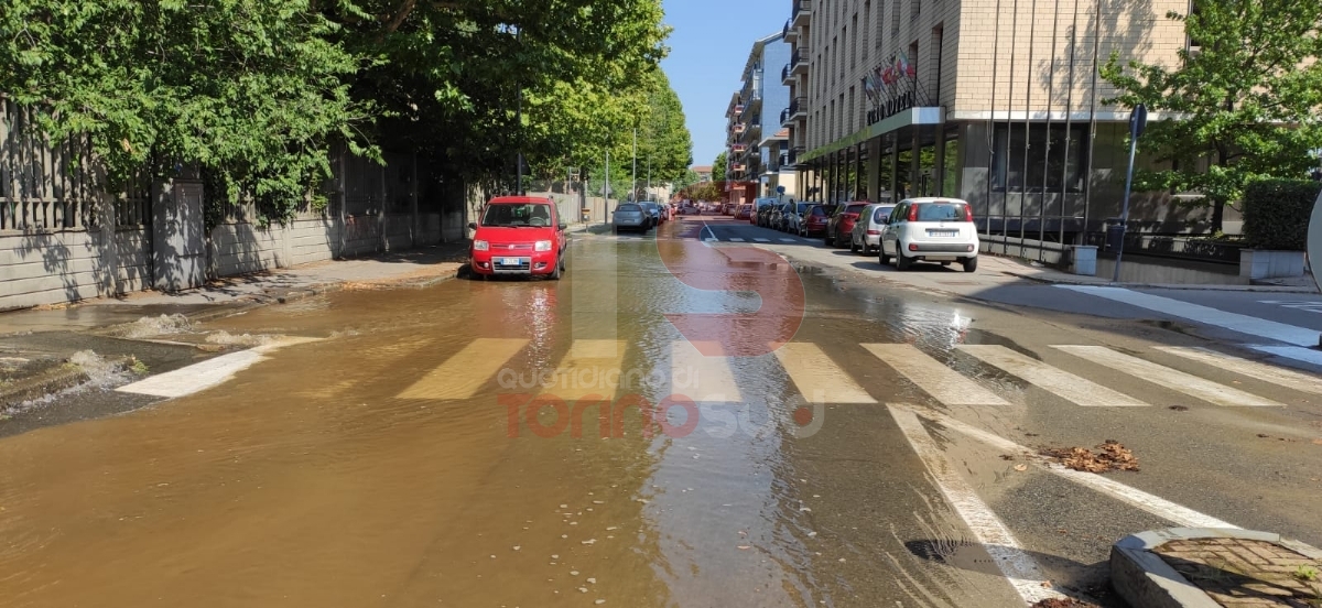 NICHELINO - Esplode una tubatura, strada e marciapiedi allagati tra via Juvarra e via Primo Maggio - FOTO