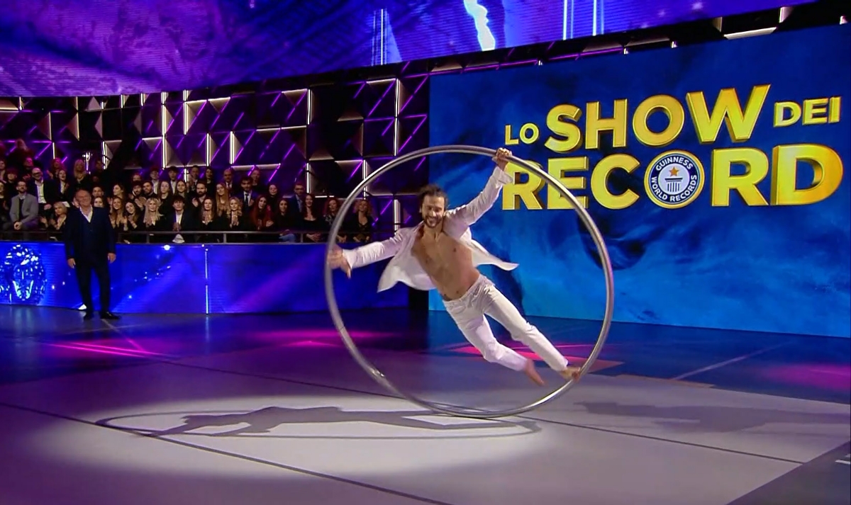 MONCALIERI - Il recordman del circo Andrea Cerrato batte se stesso e impone un nuovo primato su Canale5