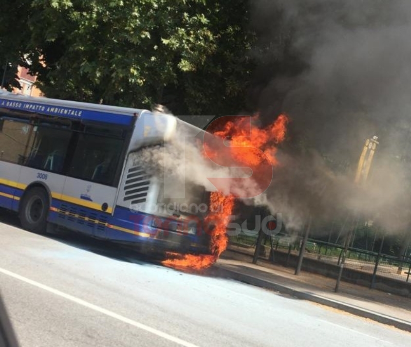 MONCALIERI - Un altro pullman Gtt prende fuoco al capolinea: provvidenziale intervento dei vigili del fuoco - FOTO