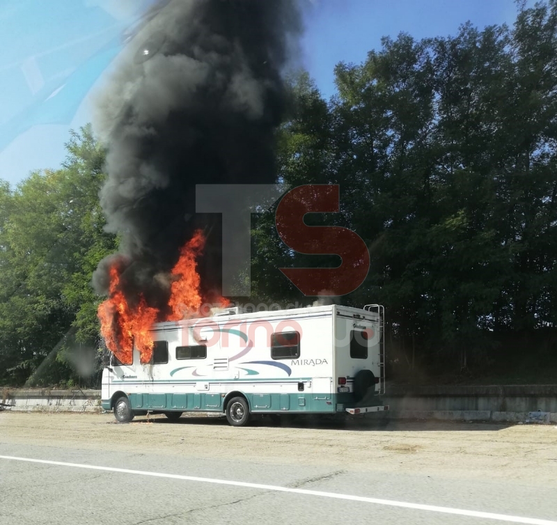 LA LOGGIA - Camper prende fuoco durante la marcia: conducente in salvo - FOTO