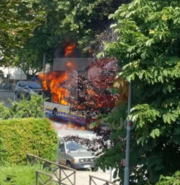 MONCALIERI - Un altro pullman Gtt prende fuoco al capolinea: provvidenziale intervento dei vigili del fuoco - FOTO