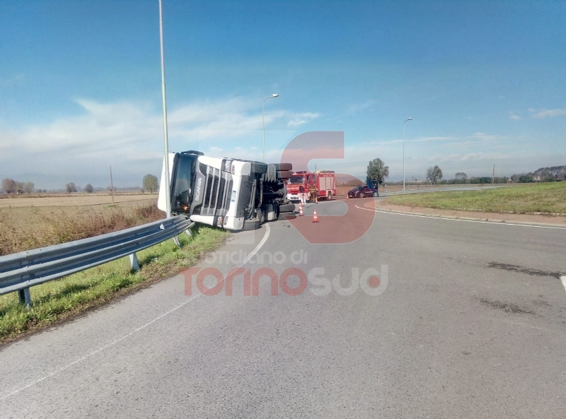 CARMAGNOLA - Tir carico di bobine metalliche si ribalta sulla strada per Racconigi