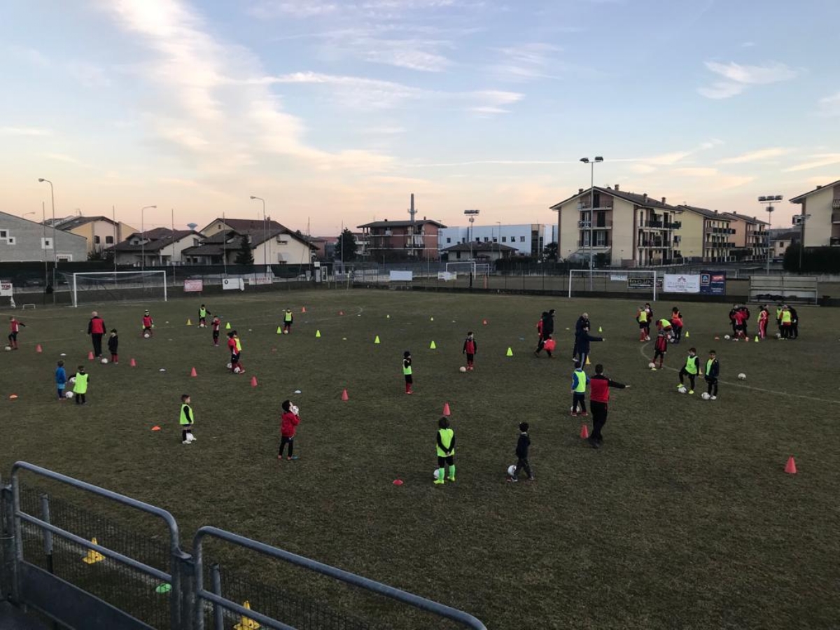 CARMAGNOLA - I giovani del Salsasio allenati per un giorno dal responsabile del Genoa - FOTO