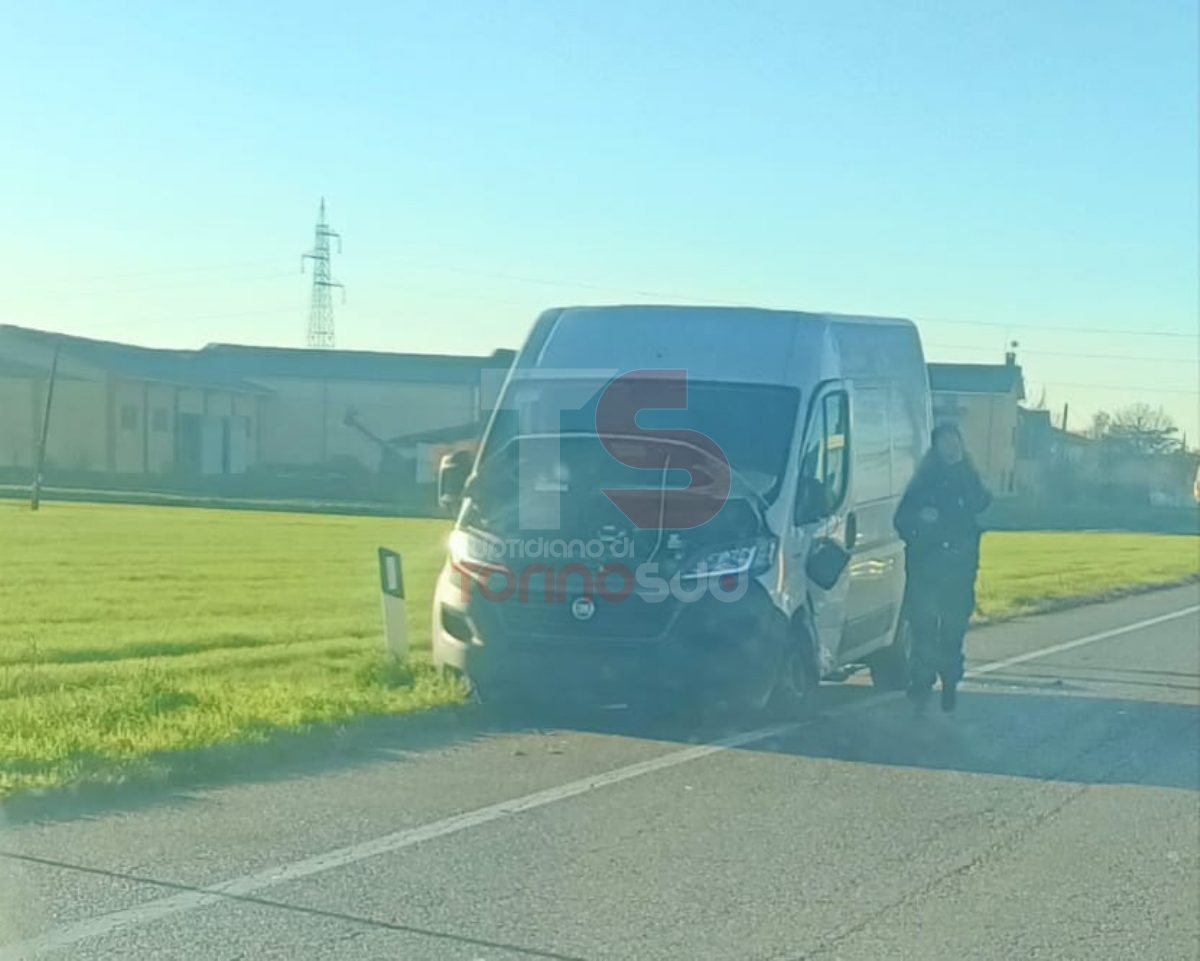 CARMAGNOLA - Scontro tra un'auto e un furgone sull'ex statale 393: bilancio di due feriti