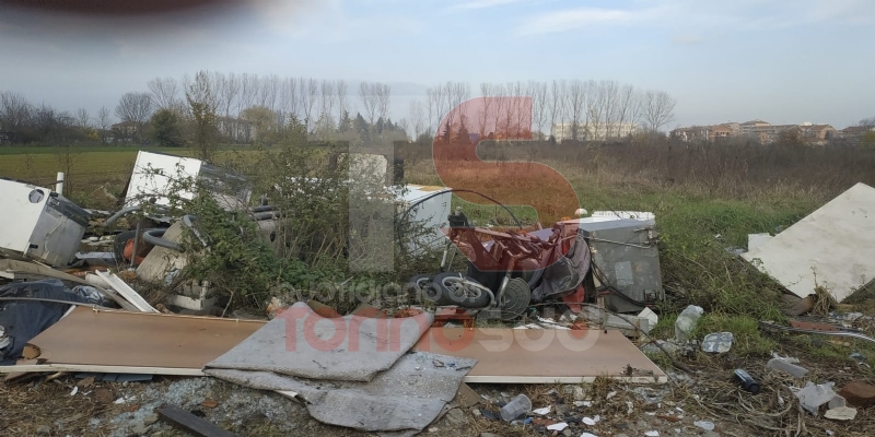ORBASSANO - Lo scempio del campo nomadi abusivo accanto alla provinciale - LE FOTO -