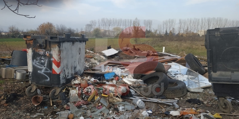 ORBASSANO - Lo scempio del campo nomadi abusivo accanto alla provinciale - LE FOTO -