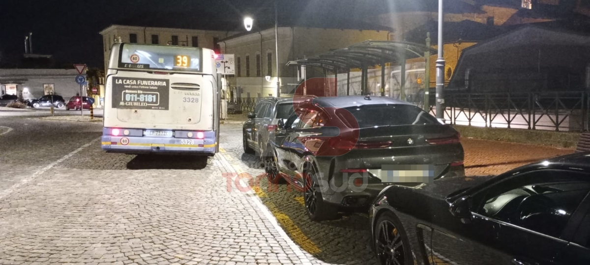 MONCALIERI - Sosta selvaggia, i pullman costretti al capolinea in mezzo alla piazza - FOTO