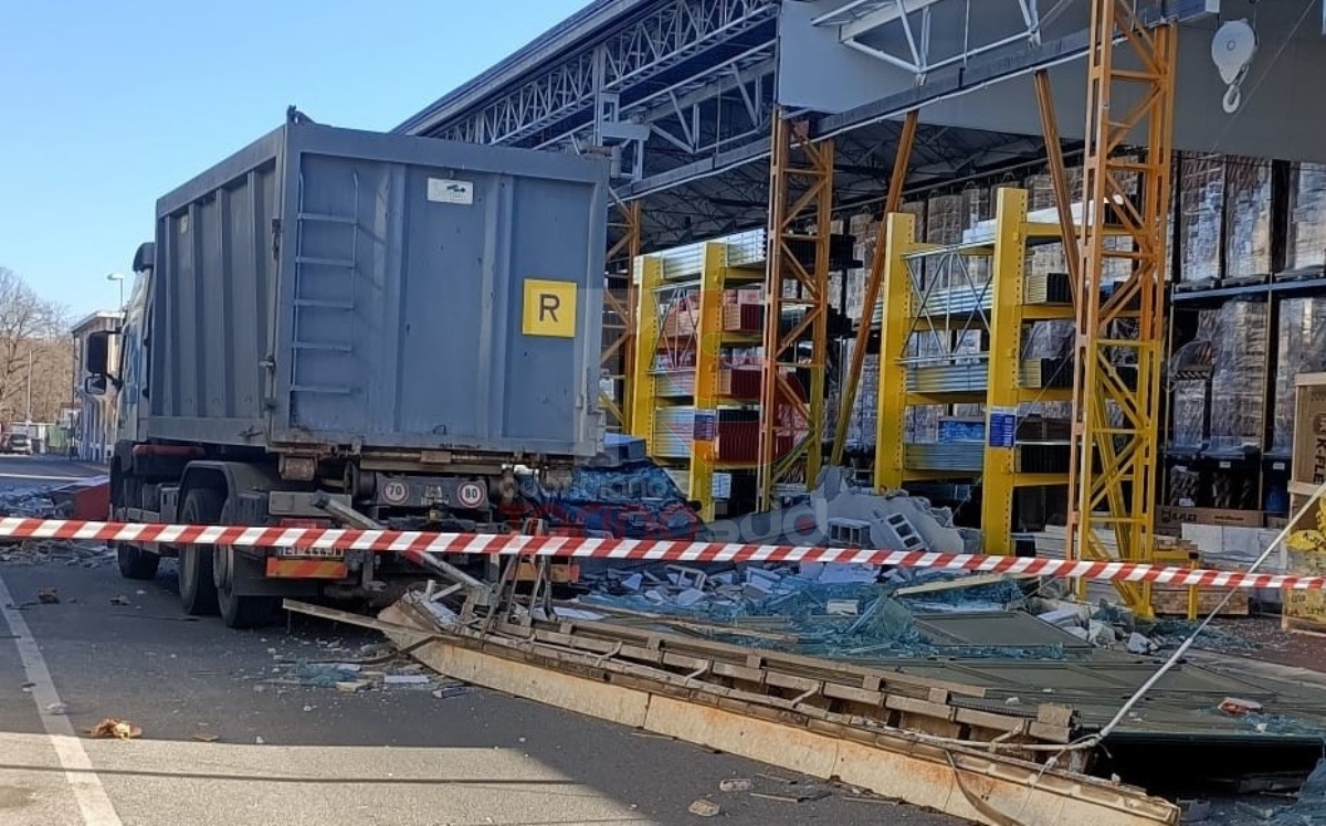 NICHELINO - Forte vento, crolla il muro di un'azienda in via Bardonecchia: tre auto sotto le macerie - FOTO