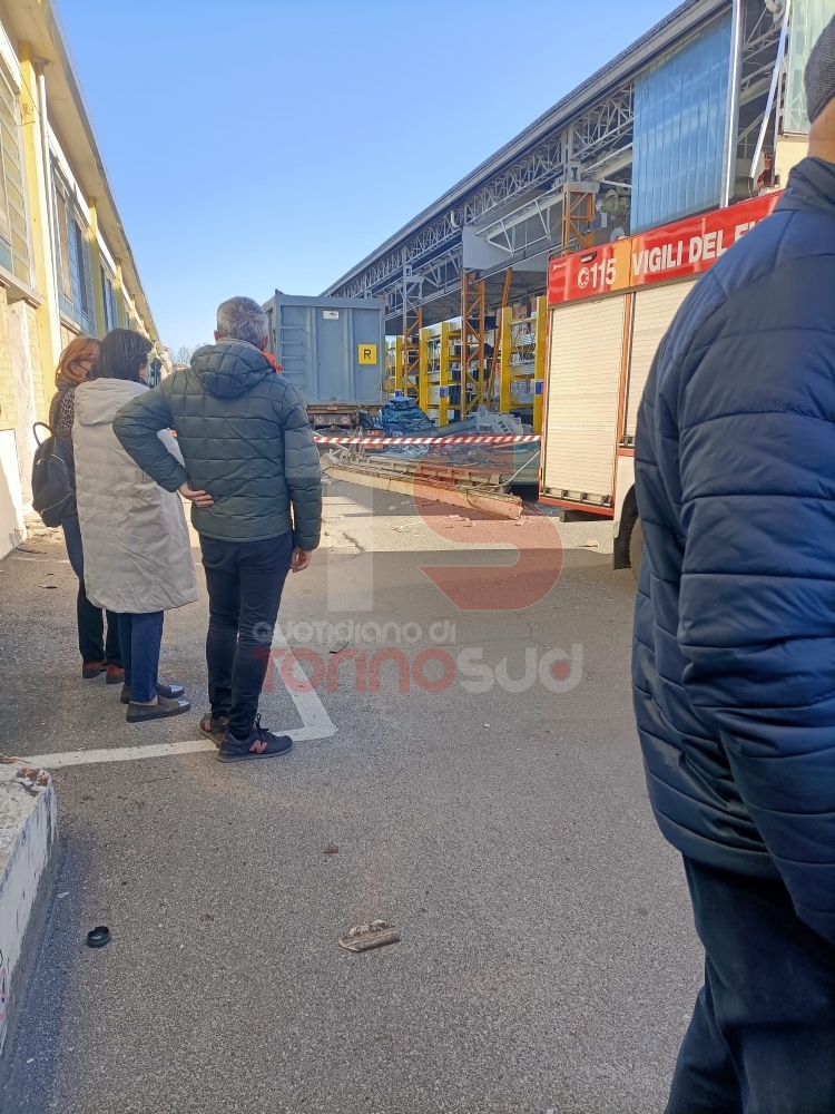 NICHELINO - Forte vento, crolla il muro di un'azienda in via Bardonecchia: tre auto sotto le macerie - FOTO