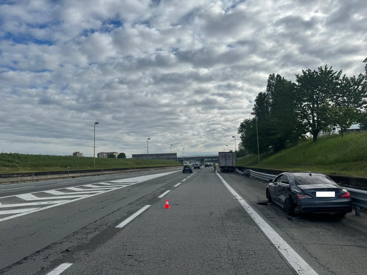 BEINASCO - Incidente sul raccordo Torino-Pinerolo: autocarro contro una macchina - FOTO