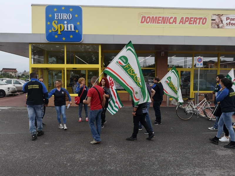 ORBASSANO - Sciopero dei dipendenti Eurospin contro il trasferimento del collega