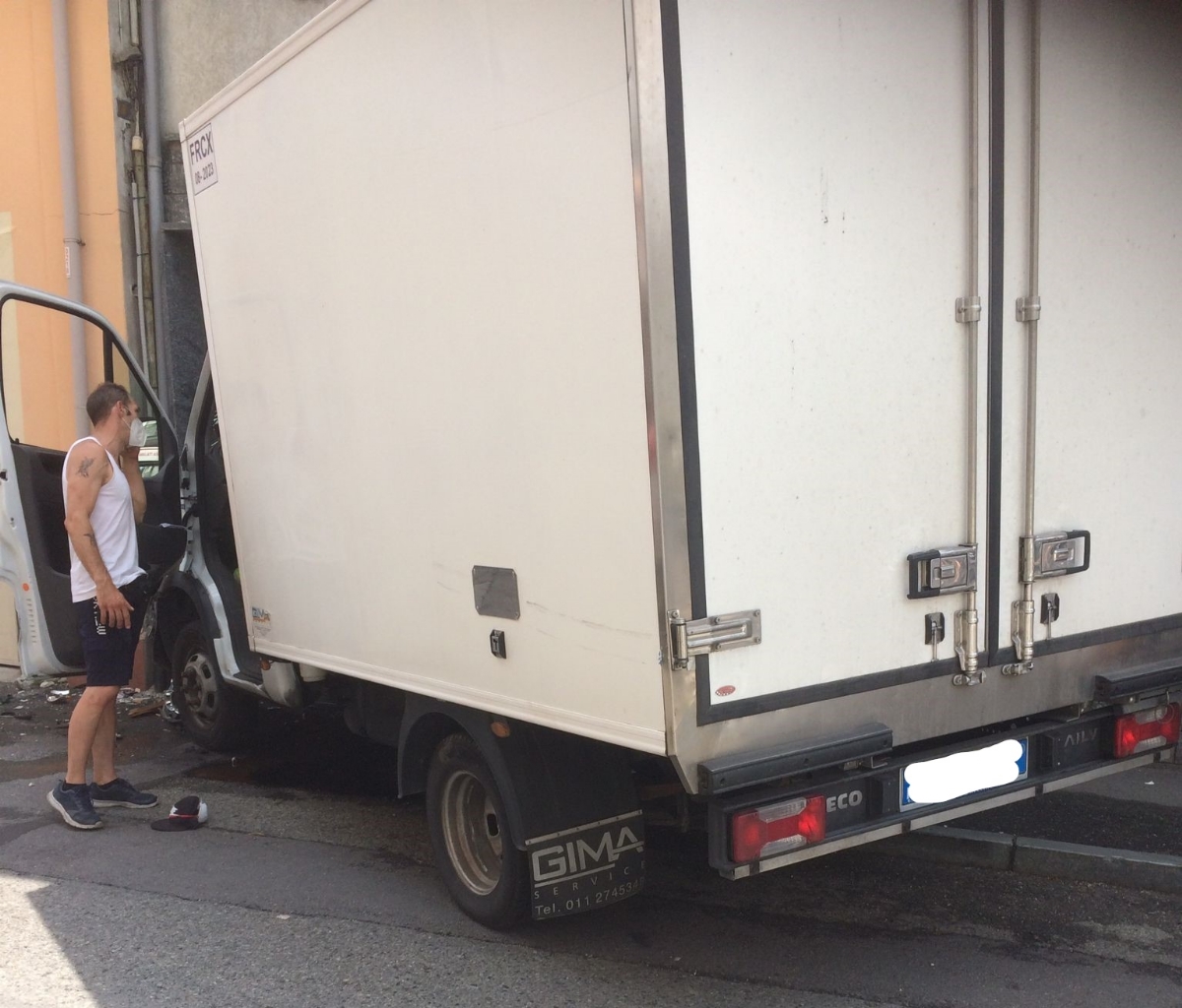 NICHELINO - Perde il controllo del furgone e va schiantarsi contro un condominio - FOTO