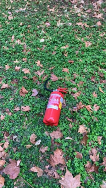 PIOSSASCO - Vandali scaricano gli estintori rubati nell'area verde