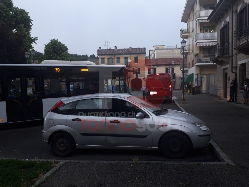 MONCALIERI - Auto in divieto di sosta: il bus resta bloccato. Raffica di multe
