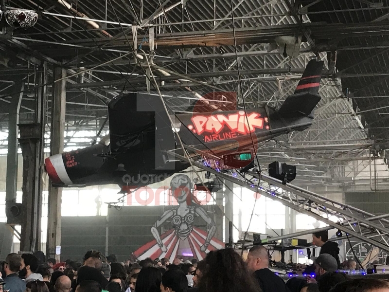 NICHELINO - Dentro il rave alla Viberti: techno, aerei. allucinogeni e punti ristoro fai da te - LE FOTO -