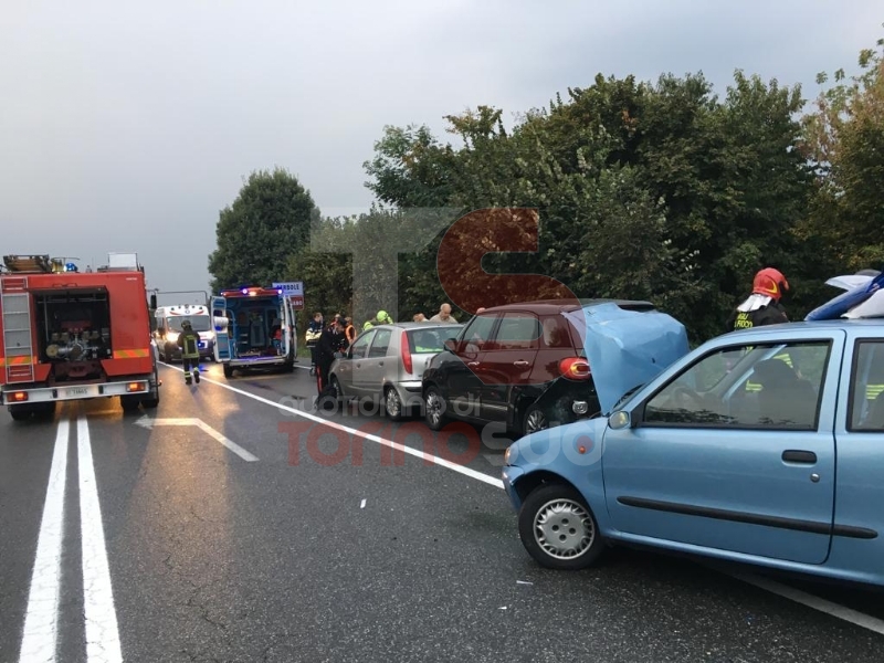 RIVALTA - Incidente stradale: tre auto coinvolte, due persone ferite - FOTO