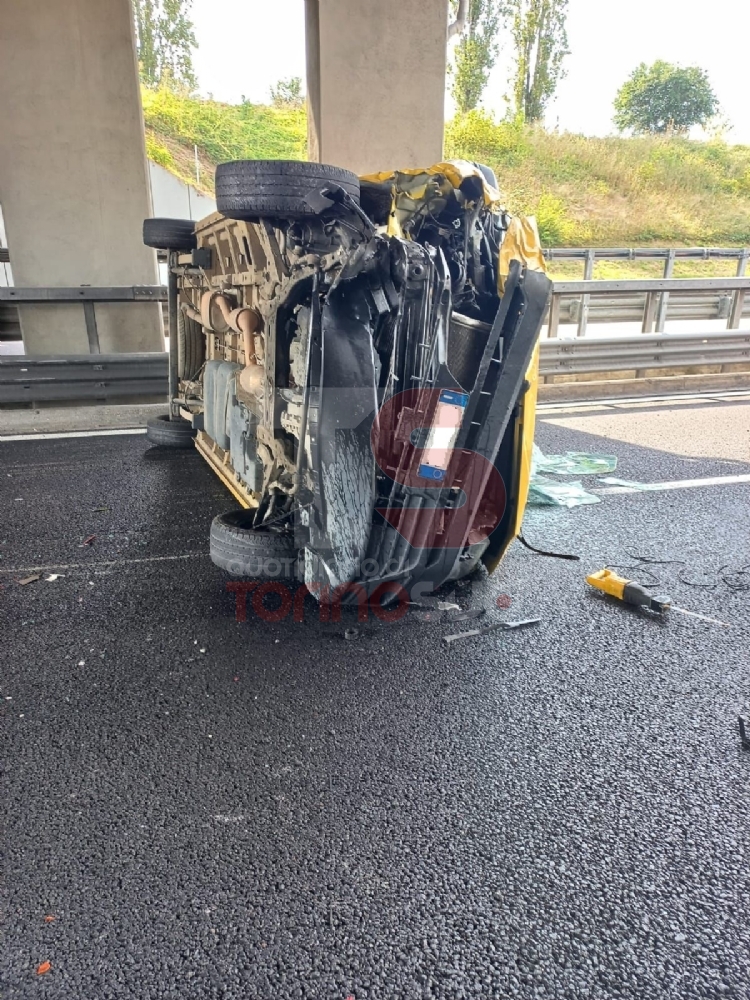 ORBASSANO - Incidente sulla Torino-Pinerolo: scontro auto-furgone, sei feriti portati in ospedale - FOTO