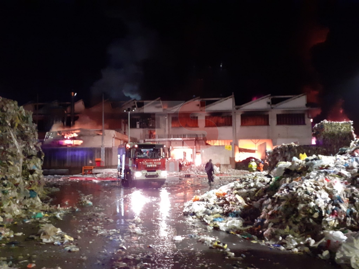 DISASTRO A BEINASCO - A fuoco il capannone di un'azienda di riciclaggio plastica: paura per l'inquinamento ambientale - FOTO