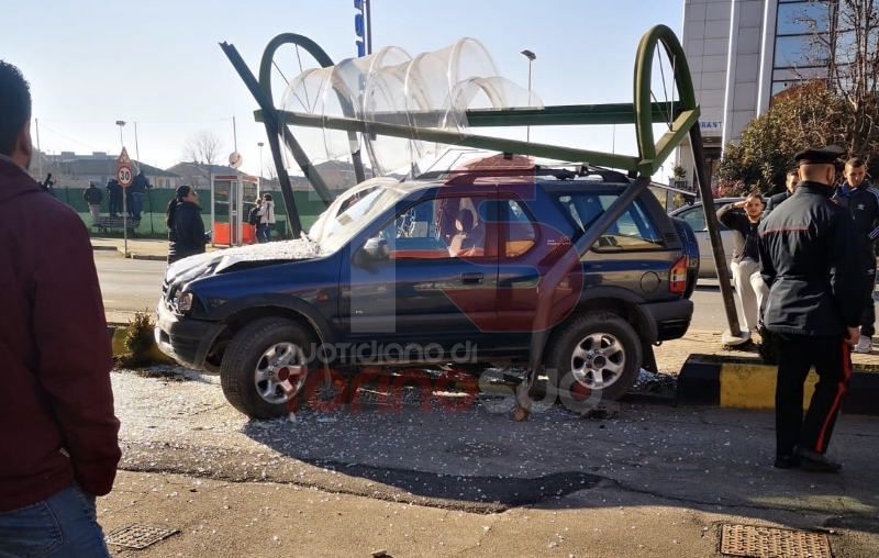 DRAMMA A CARMAGNOLA - AUTO FINISCE DENTRO LA PENSILINA DEL BUS, DONNA GRAVEMENTE FERITA - FOTO