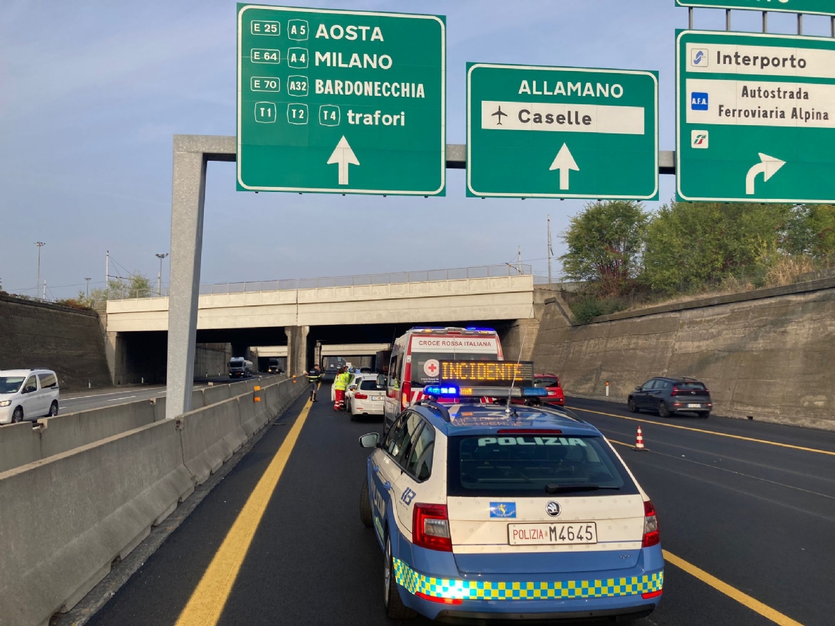 ORBASSANO - Incidente in tangenziale all'altezza Sito, due feriti e traffico in tilt - FOTO