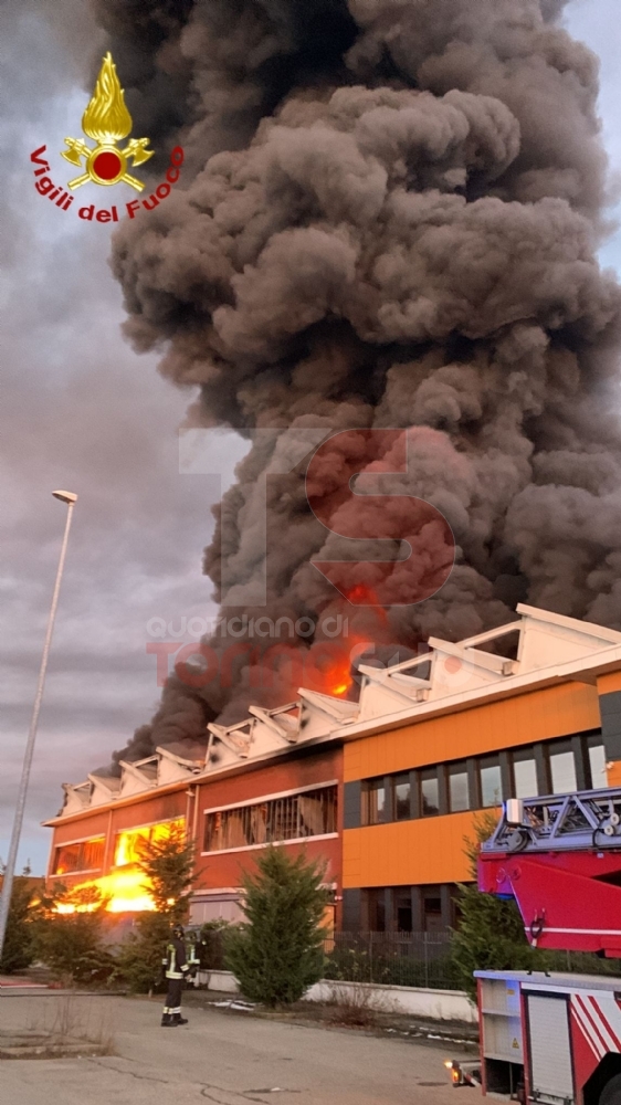 DISASTRO A BEINASCO - A fuoco il capannone di un'azienda di riciclaggio plastica: paura per l'inquinamento ambientale - FOTO