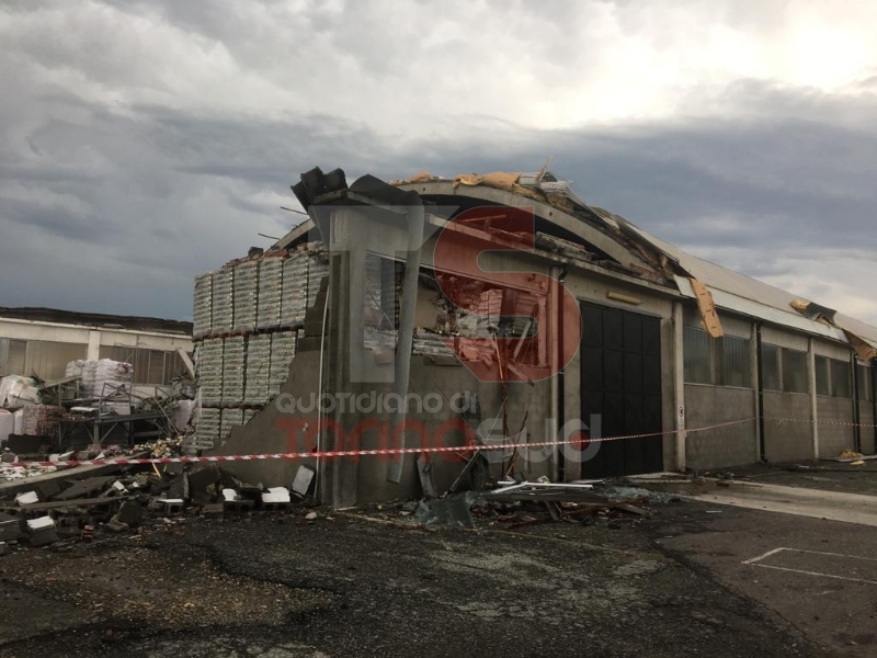 CARMAGNOLA - La furia del maltempo: Capannone della Sac demolito - LE FOTO -