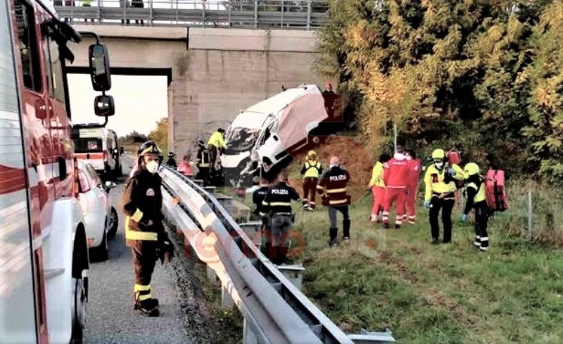 TRAGEDIA SULL'AUTOSTRADA - Morti due giovani operai di Moncalieri e Carignano nell'incidente di Carrù