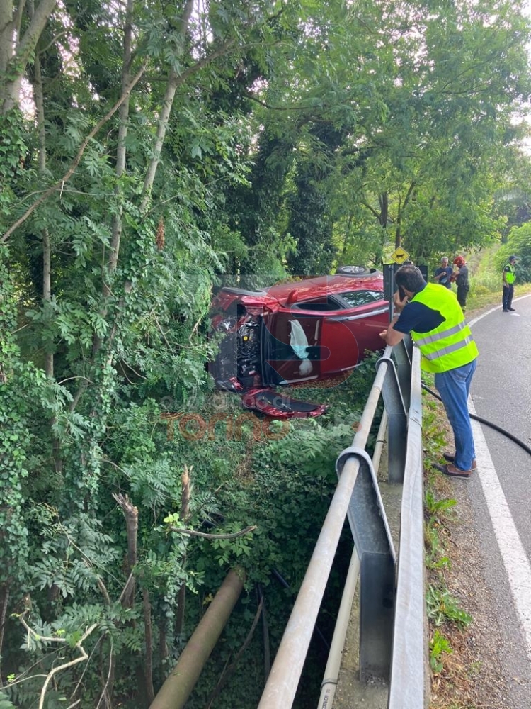 MONCALIERI - Finisce fuori strada con la macchina che resta incastrata tra alberi e guardrail: automobilista ferito - FOTO