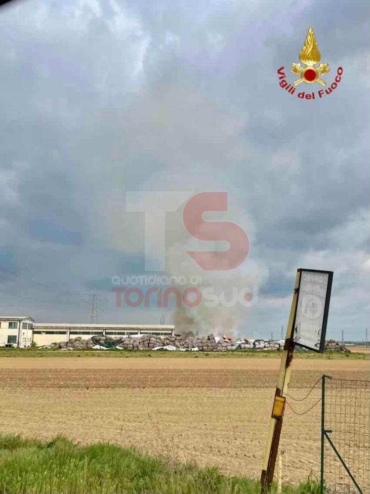 CARMAGNOLA - A fuoco rotoballe di canapa sativa: intervento in forze dei vigili del fuoco in un'azienda - FOTO