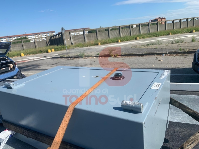 NICHELINO-ORBASSANO - Rubano una cassaforte, la svuotano e la lasciano in tangenziale - FOTO