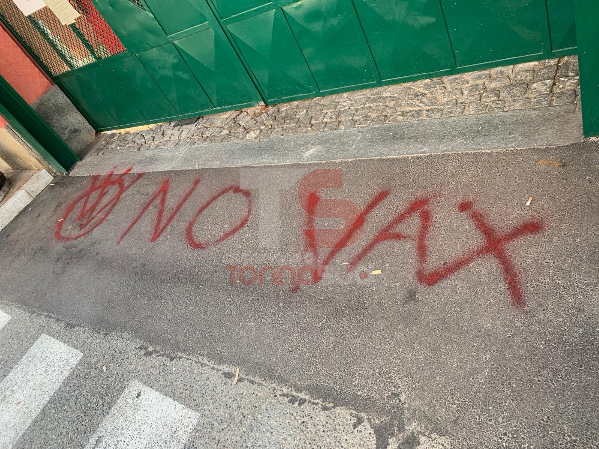 MONCALIERI - I No Vax vandalizzano l'hub vaccinale di Borgo Mercato