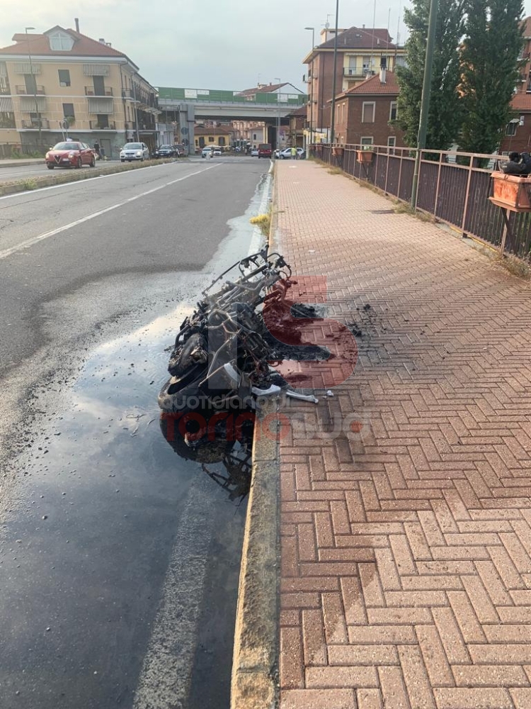 MONCALIERI - Fa il pieno alla moto e poi prende fuoco sul ponte nuovo - LE FOTO -