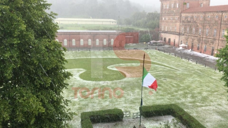 MALTEMPO - Nubifragio: a Trofarello dieci persone evacuate. A Moncalieri i pompieri salvano due automobilisti bloccati nel tunnel allagato - FOTO