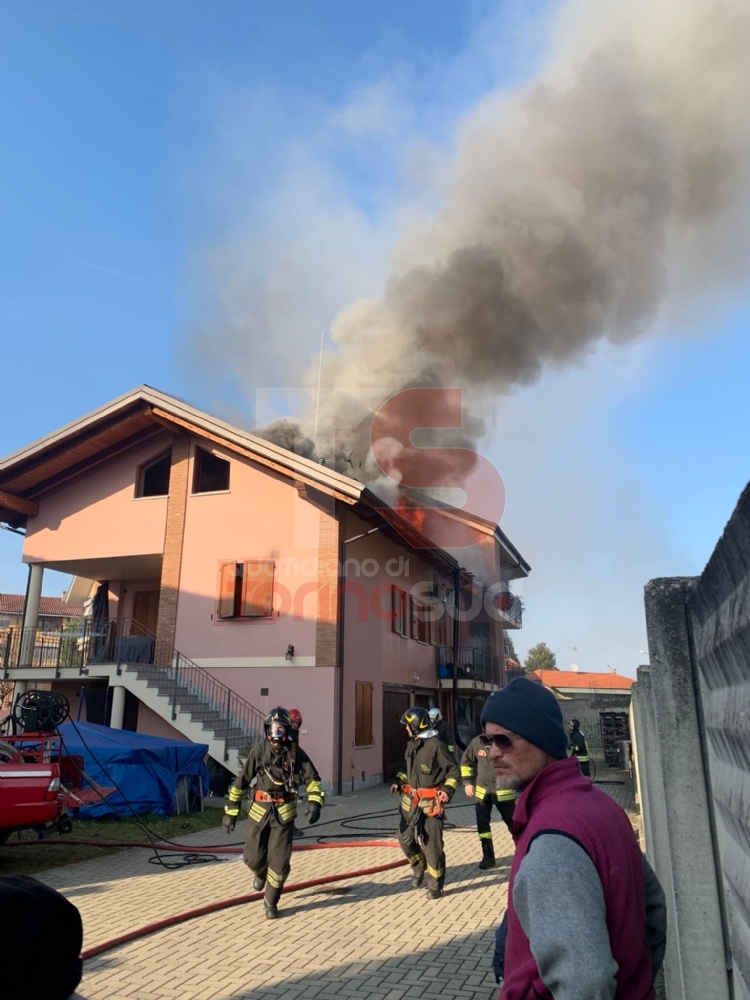CANDIOLO - Incendio divora il tetto di una casa: una persona intossicata dal fumo - FOTO