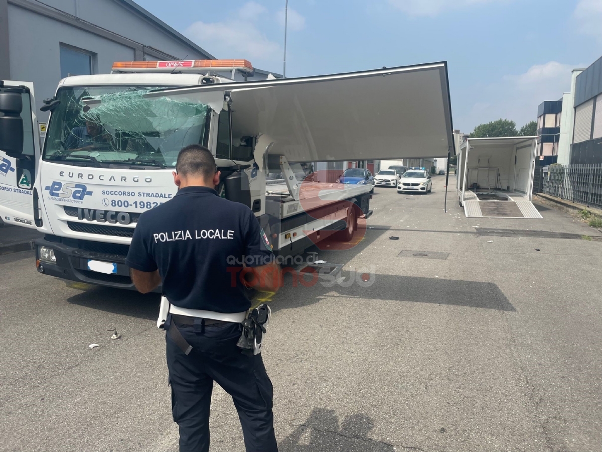 MONCALIERI - Spaventoso incidente, carroattrezzi sventrato dalla sponda di un furgone - FOTO