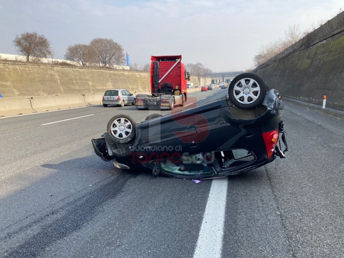ORBASSANO - Incidente in tangenziale: auto ribaltata e due feriti