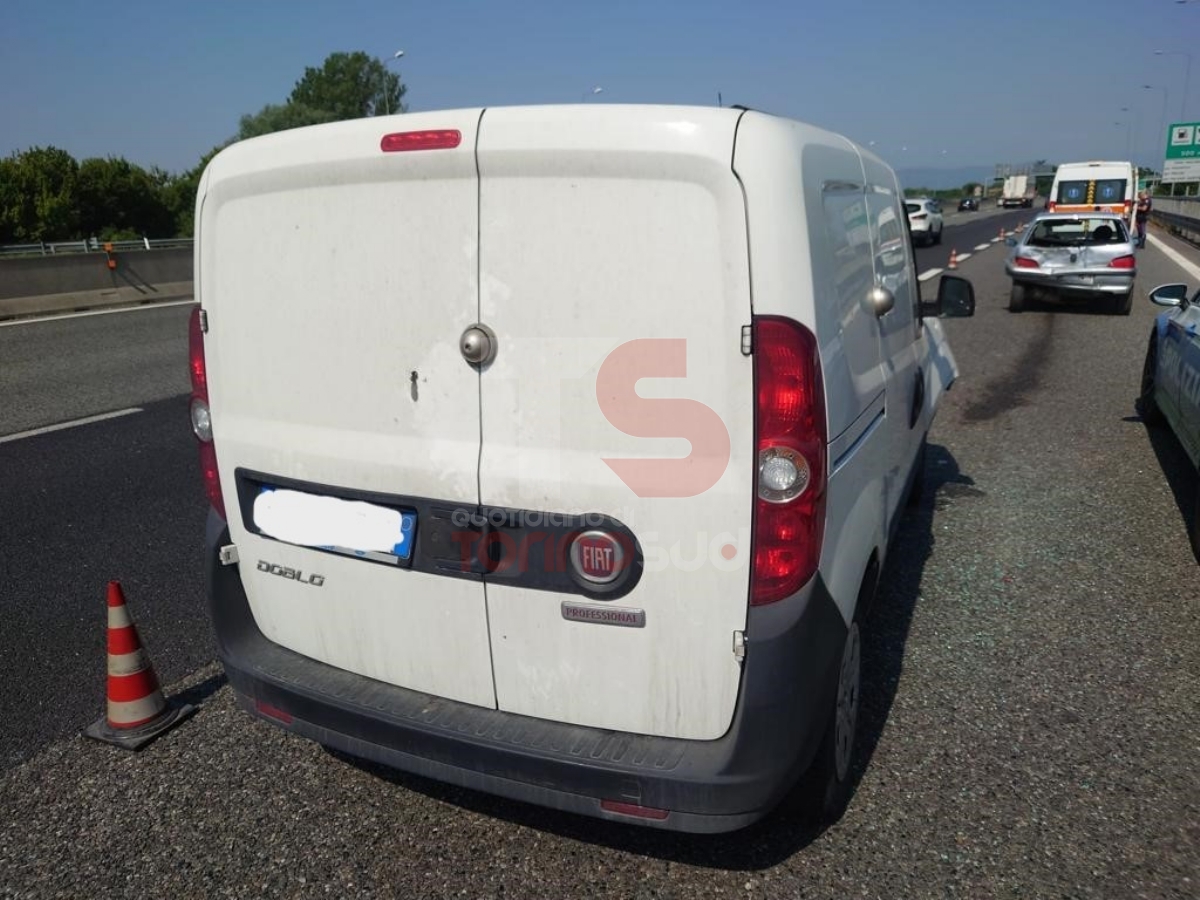 MONCALIERI - Un altro incidente sulla tangenziale sud: un automobilista ferito nello scontro - FOTO