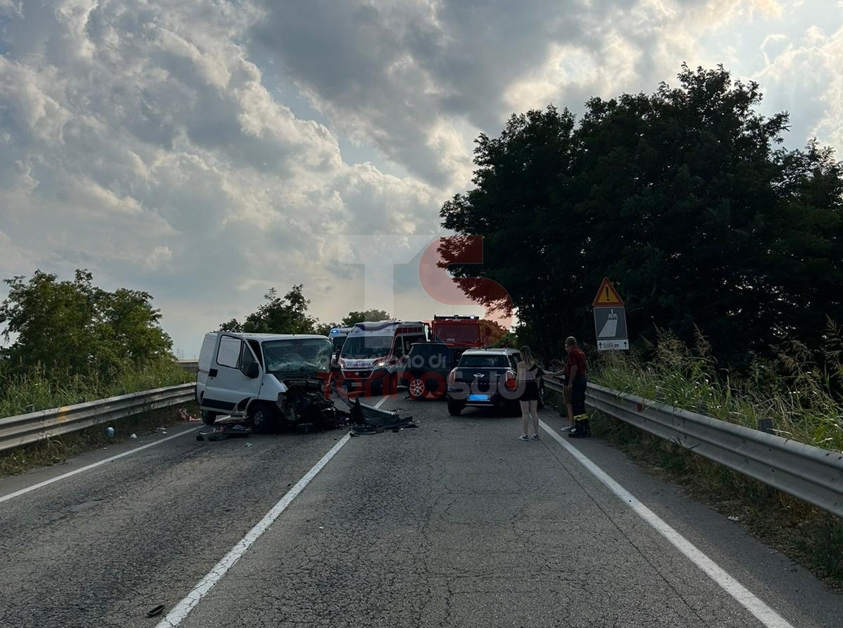 CARMAGNOLA - Terribile incidente: cinque feriti, due gravi. Anche una bimba coinvolta - FOTO