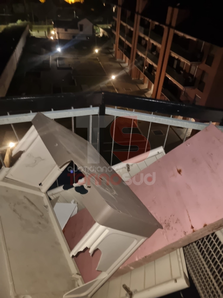 TORINO SUD - Notte di paura per il forte vento: case scoperchiate, impalcature crollate e alberi caduti - FOTO