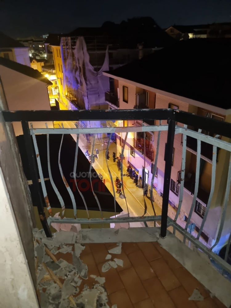 TORINO SUD - Notte di paura per il forte vento: case scoperchiate, impalcature crollate e alberi caduti - FOTO