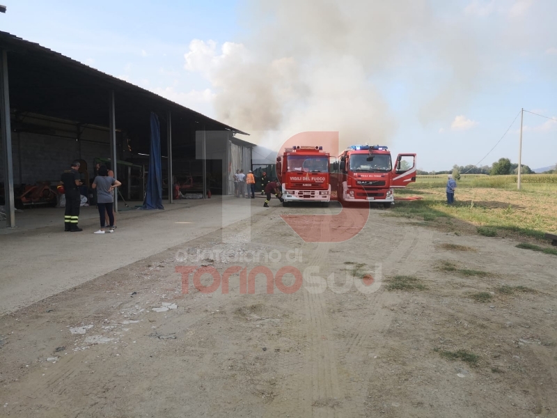 VINOVO - Incendio in un'azienda agricola: a fuoco un magazzino di stoccaggio - FOTO