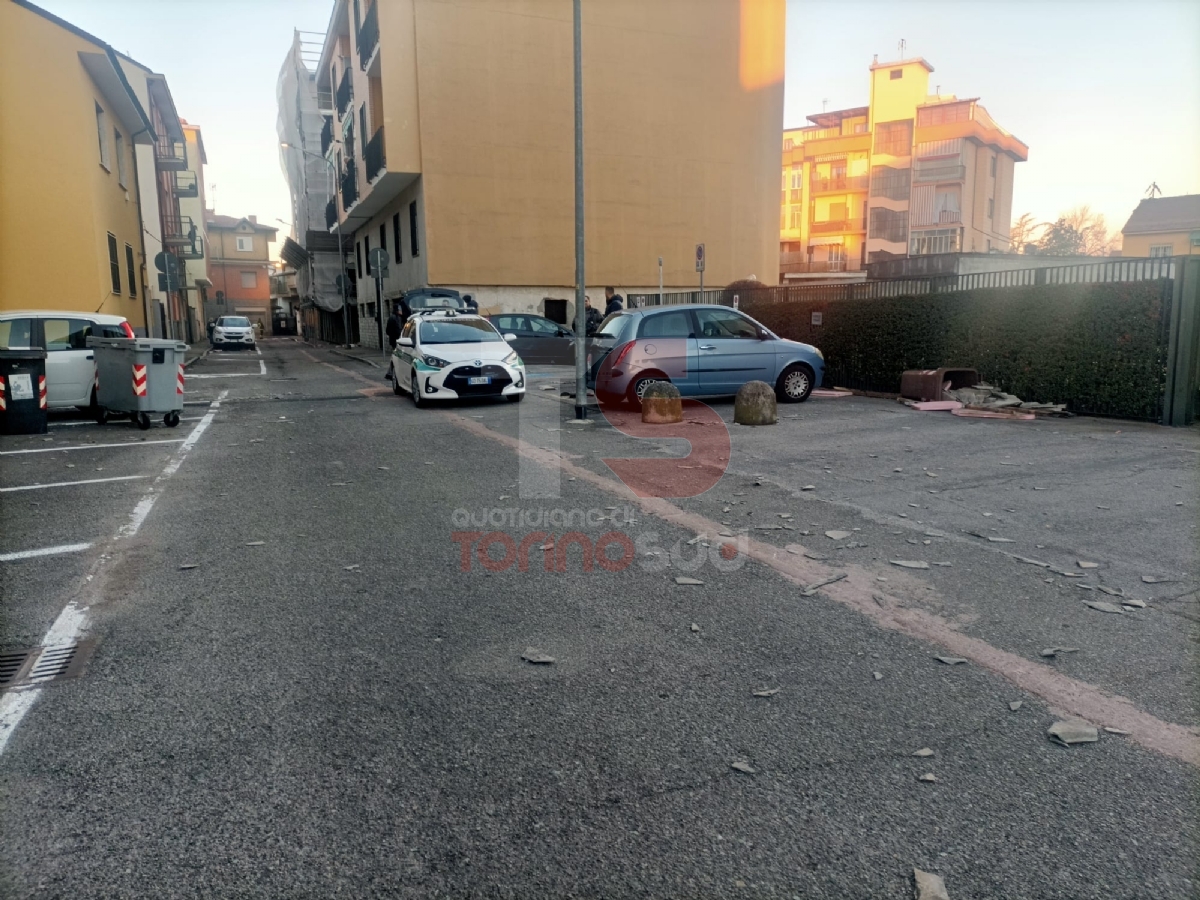 TORINO SUD - Notte di paura per il forte vento: case scoperchiate, impalcature crollate e alberi caduti - FOTO