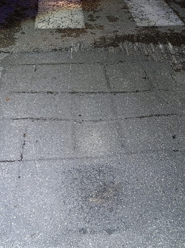 NICHELINO - Rischio voragine in via Milano: strada chiusa dagli agenti di Polizia municipale - FOTO