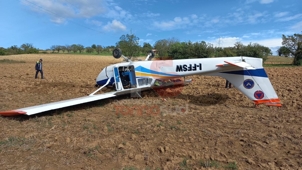 MONCALIERI - Atterraggio di emergenza di un aereo ultraleggero in collina