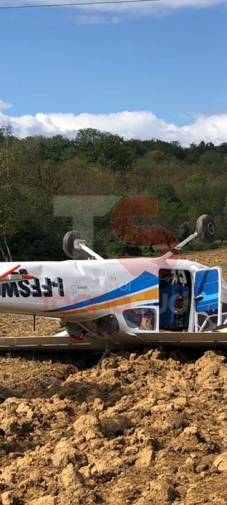 MONCALIERI - Atterraggio di emergenza di un aereo ultraleggero in collina